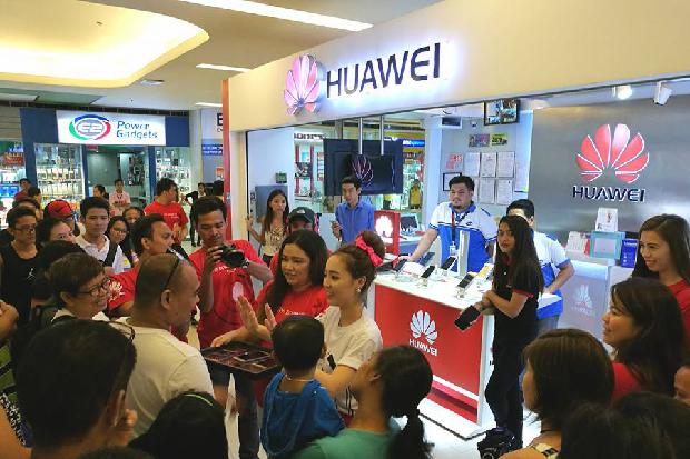 Mall-goers flock infront of Huawei Concept Store in SM Megamall to try their luck in bringing home a brand new Huawei GR5.